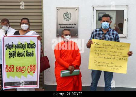 Colombo, Sri Lanka. 06th Dez 2021. Mitglieder von Organisationen der srilankischen Zivilgesellschaft protestieren am 6. Dezember 2021 vor der Hohen Kommission Pakistans in Colombo, Sri Lanka. Sie fordern Gerechtigkeit für einen Sri-lankischen Mann, der angeblich von einer Gruppe pakistanischer Fabrikarbeiter in Sialkot, Pakistan, gefoltert und getötet wurde. (Foto: Saman Abesiriwardana/Pacific Press/Sipa USA) Quelle: SIPA USA/Alamy Live News Stockfoto