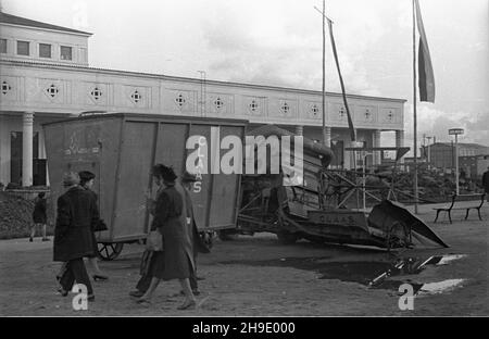 Poznañ, 1947-10. Ogólnokrajowa Wystawa Rolniczo-Ogrodnicza, w dniach 11-29 paŸdziernika, na terenie Miêdzynarodowych Targów Poznañskich. NZ. Kombinn. mb/gr PAP Dok³adny dzieñ wydarzenia nieustalony. Posen, 1947. Okt. Nationale Landwirtschaftsausstellung, die vom 11. Bis 29. Oktober auf dem Gelände der Internationalen Messe Posen stattfindet. Bild: Ein Mähdrescher. mb/gr PAP Stockfoto