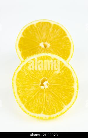 Kreatives Layout aus Zitrone, halbe Zitrone, Rutsche, Stück. Kreativer minimalistischer Hintergrund im Sommer Stockfoto
