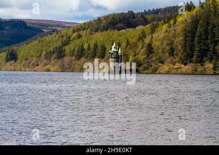 Der Straining Tower am See Llyn Vyrnwy Stausee, Oswestry, Powys North Wales, Landschaft Stockfoto