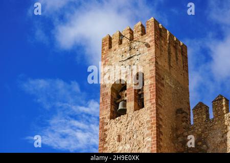 Alter Uhrenturm gegen blauen Himmel im Schloss Molina de Aragon, Guadalajara Spanien Stockfoto