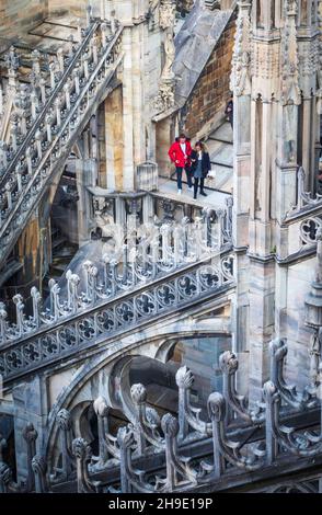 Mailand, Lombardei, Italien, Dezember 2019. Zwei Touristen auf der Terrasse der Kathedrale von Mailand. Stockfoto
