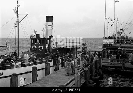 Sopot, 1947-10. Transport Morski. NZ. pasa¿erski statek Aleksandra cumuje przy molo. ps/gr PAP Dok³adny dzieñ wydarzenia nieustalony. Sopot, 1947. Okt. Der Seeverkehr. Im Bild: Aleksandra Passagierschiff an einem Pier festgemacht. ps/gr PAP Stockfoto