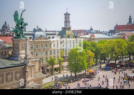 Seitenansicht des Opernhauses in Lemberg und Draufsicht auf den zentralen Platz in der Nähe des Brunnens Stockfoto