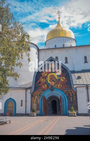 Pochaev. Trinity Cathedral Abendeingang zur Kathedrale Stockfoto