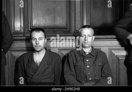 Gdañsk, 1947-10. Proces grupy funkcjonariuszy niemieckiego obozu konzentracyjnego w Stutthofie, w dniach od 8 do 31 paŸdziernika. S¹dzono 24 SS-manów i jednego wiêŸnia funkcyjnego. W wniku procesu skazano na karê œmierci: Kierownika III Wydzia³u SS Hauptsturmführera Teodora Meyera, komendanta obozu ¿ydowskiego SS Oberscharführera Ewalda Fotha, SS Oberscharführera Alberta Paulitza, SS Unterscharführera Fritza Petersa, SS Oberscharführera Hansa Racha, SS Rottenführera Karla Zurella, SS Unterscharführera rottenführera, SS Paula Rottenführera, SS Al Rottenführera, SS Stockfoto