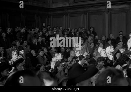 Gdañsk, 1947-10. Proces grupy funkcjonariuszy niemieckiego obozu konzentracyjnego w Stutthofie, w dniach od 8 do 31 paŸdziernika. S¹dzono 24 SS-manów i jednego wiêŸnia funkcyjnego. W wniku procesu skazano na karê œmierci: Kierownika III Wydzia³u SS Hauptsturmführera Teodora Meyera, komendanta obozu ¿ydowskiego SS Oberscharführera Ewalda Fotha, SS Oberscharführera Alberta Paulitza, SS Unterscharführera Fritza Petersa, SS Oberscharführera Hansa Racha, SS Rottenführera Karla Zurella, SS Unterscharführera rottenführera, SS Paula Rottenführera, SS Al Rottenführera, SS Stockfoto