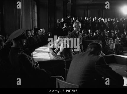 Gdañsk, 1947-10. Proces grupy funkcjonariuszy niemieckiego obozu konzentracyjnego w Stutthofie, w dniach od 8 do 31 paŸdziernika. S¹dzono 24 SS-manów i jednego wiêŸnia funkcyjnego. W wniku procesu skazano na karê œmierci: Kierownika III Wydzia³u SS Hauptsturmführera Teodora Meyera, komendanta obozu ¿ydowskiego SS Oberscharführera Ewalda Fotha, SS Oberscharführera Alberta Paulitza, SS Unterscharführera Fritza Petersa, SS Oberscharführera Hansa Racha, SS Rottenführera Karla Zurella, SS Unterscharführera rottenführera, SS Paula Rottenführera, SS Al Rottenführera, SS Stockfoto