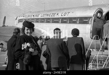 Warszawa, 1947-10. Lotnisko Okêcie. Pasa¿erowie samolotu Languedoc, kursuj¹cego na otwartej 8 paŸdziernika linii Warszawa - Budapeszt. mw PAP Dok³adny dzieñ wydarzenia nieustalony. Warschau, 1947. Okt. Okecie Flughafen. Passagiere eines Languedoc-Flugzeugs, das Flüge nach Warschau-Budpest ab Oktober 8 betreibt. mw PAP Stockfoto