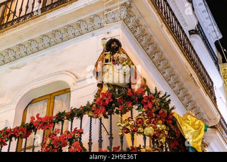 Weihnachtsdekoration in Sierpes Straße, Sevilla, Andalusien, Spanien Stockfoto