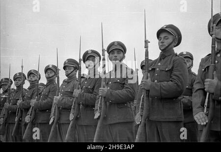 Warszawa, 1947-10-04. Apel poleg³ych na placu Zwyciêstwa z okazji trzeciej rocznicy powstania Milicji Obywatelskiej (MO). W uroczystoœci wziê³a udzia³ delegacja Policji Czechos³owackiej z zastêpc¹ komendanta g³ównego pp³k. Frankiem na czele. NZ. oddzia³y Milicji Obywatelskiej na placu Zwyciêstwa. wb/gr PAP Warschau, 4. Oktober 1947. Anlässlich des 3rd. Jahrestages der Bürgermiliz (MO) auf dem Zwyciestwa-Platz eine Ehrenrolle einzuberufen. An der Zeremonie nahm eine Delegation der tschechoslowakischen Polizei unter der Leitung des stellvertretenden Polizeichefs LT Col Frank Teil. Im Bild: Bürgermiliz-Einheiten auf Zyciestwa Stockfoto