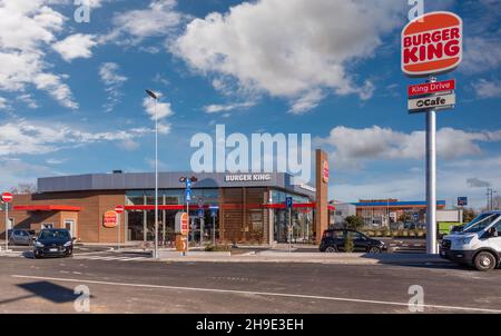 Moncieri, Turin, Italien - 6. Dezember 2021: Neues Burger King Restaurant mit King Drive in der Via Fortunato Postiglione, Schild mit neuem Logo auf blau Stockfoto