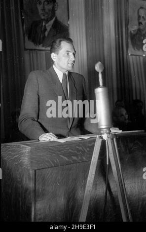 Warszawa, 1947-10-04. Uroczysta akademia w Klubie Ministerstwa Bezpieczeñstwa Publicznego z okazji trzeciej rocznicy powstania Milicji Obywatelskiej (MO). NZ. przemówienie Ministra Bezpieczeñstwa Publicznego Stanis³awa Radkiewicza. wb/gr PAP Warschau, 10. Oktober 1947. Eine Akademie in einem Club des öffentlichen Sicherheitsministeriums anlässlich des 3rd-jährigen Bestehens der Bürgermiliz (MO). Im Bild: Staatsminister Stanislaw Radkiewicz spricht. wb/gr PAP Stockfoto