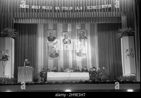 Warszawa, 1947-10-04. Uroczysta akademia w Klubie Ministerstwa Bezpieczeñstwa Publicznego z okazji trzeciej rocznicy powstania Milicji Obywatelskiej (MO). NZ. przemówienie jednego z prelegentów. wb/gr PAP Warschau, 10. Oktober 1947. Eine Akademie in einem Club des öffentlichen Sicherheitsministeriums anlässlich des 3rd-jährigen Bestehens der Bürgermiliz (MO). Bild: Ein Lautsprecher. wb/gr PAP Stockfoto