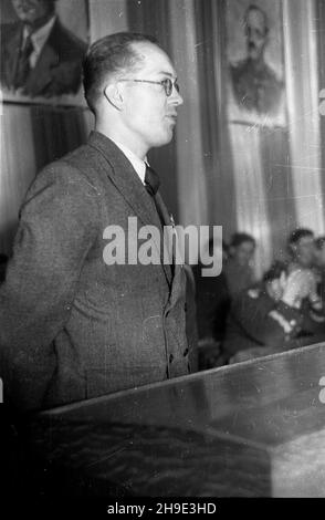 Warszawa, 1947-10-04. Uroczysta akademia w Klubie Ministerstwa Bezpieczeñstwa Publicznego z okazji trzeciej rocznicy powstania Milicji Obywatelskiej (MO). NZ. Jeden z prelegentów. wb/gr PAP Warschau, 10. Oktober 1947. Eine Akademie in einem Club des öffentlichen Sicherheitsministeriums anlässlich des 3rd-jährigen Bestehens der Bürgermiliz (MO). Bild: Ein Lautsprecher. wb/gr PAP Stockfoto