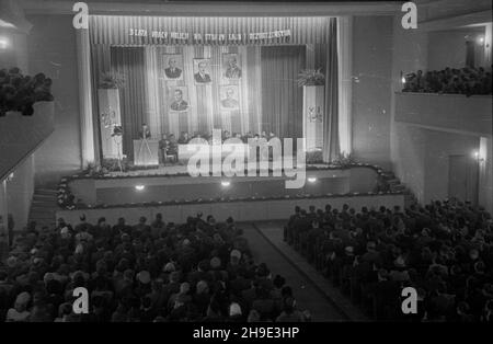 Warszawa, 1947-10-04. Uroczysta akademia w Klubie Ministerstwa Bezpieczeñstwa Publicznego z okazji trzeciej rocznicy powstania Milicji Obywatelskiej (MO). wb/gr PAP Warschau, 10. Oktober 1947. Eine Akademie in einem Club des öffentlichen Sicherheitsministeriums anlässlich des 3rd-jährigen Bestehens der Bürgermiliz (MO). wb/gr PAP Stockfoto