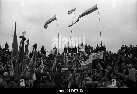 Warszawa, 1947-10-05. Inauguracja Tygodnia WiêŸnia Politycznego Msz¹ Œwiêt¹ w ruinach na Pawiaku. wb/gr PAP Warschau, 5. Oktober 1947. In den Ruinen des Pawiak-Gefängnisses wird eine Woche lang eine heilige Messe für einen politischen Gefangenen eröffnet. wb/gr PAP Stockfoto