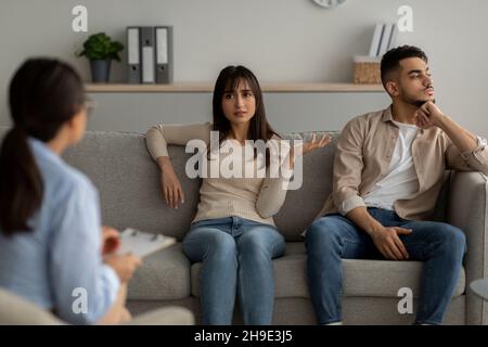 Familienkonflikte. Arabische Ehegatten streiten sich, beschuldigen einander für unglückliches Leben, sitzen bei Psychologen Termin Stockfoto