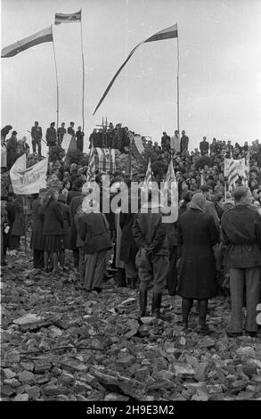 Warszawa, 1947-10-05. Inauguracja Tygodnia WiêŸnia Politycznego Msz¹ Œwiêt¹ w ruinach na Pawiaku. wb/gr PAP Warschau, 5. Oktober 1947. In den Ruinen des Pawiak-Gefängnisses wird eine Woche lang eine heilige Messe für einen politischen Gefangenen eröffnet. wb/gr PAP Stockfoto