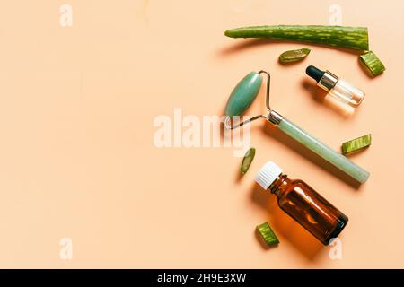Gesichtswalzen, Massagegerät auf ruhigem Korallenhintergrund Stockfoto