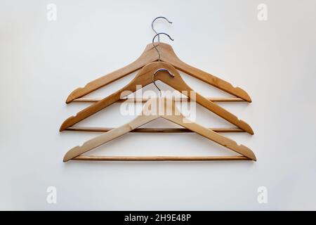 Drei Kleiderbügel aus Holz, isoliert auf weißem Hintergrund aus einem hohen Blickwinkel Stockfoto
