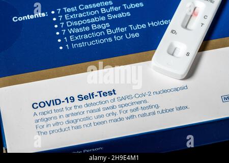 Box mit Selbsttest Covid-19-Antigentests, wobei das Ergebnis einen negativen Test auf das Coronavirus zeigte Stockfoto