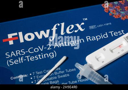 Morgantown, WV - 6. Dezember 2021: Box mit Flowflex-Selbsttest Covid-19-Antigen-Tests mit Ergebnis eines negativen Tests auf das Coronavirus Stockfoto