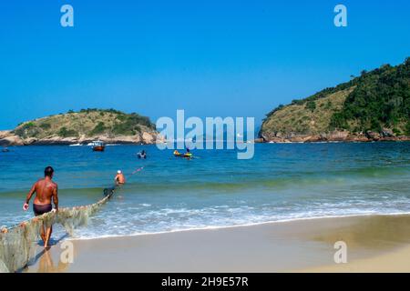 Gemeinschaftsveranstaltung für handwerkliche Fischerei, Piritininga Beach, Rio de Janeiro, Brasilien Stockfoto