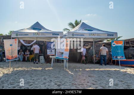 Gemeinschaftsveranstaltung für handwerkliche Fischerei, Piritininga Beach, Rio de Janeiro, Brasilien Stockfoto