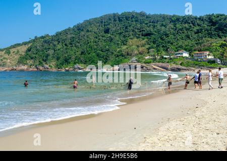 Gemeinschaftsveranstaltung für handwerkliche Fischerei, Piritininga Beach, Rio de Janeiro, Brasilien Stockfoto