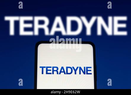 Brasilien. 06th Dez 2021. In dieser Abbildung ist das Teradyne-Logo auf einem Smartphone und auf dem Hintergrund zu sehen. Kredit: SOPA Images Limited/Alamy Live Nachrichten Stockfoto