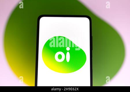 Brasilien. 06th Dez 2021. In dieser Abbildung ist das Oi-Logo auf einem Smartphone und auf dem Hintergrund zu sehen. Kredit: SOPA Images Limited/Alamy Live Nachrichten Stockfoto