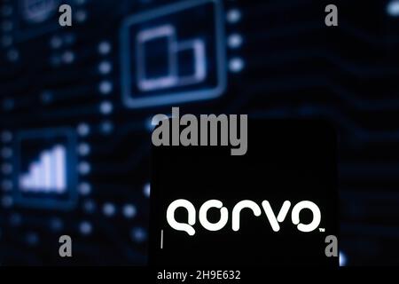 Brasilien. 06th Dez 2021. In dieser Abbildung ist das Qorvo-Logo zu sehen, das auf einem Smartphone angezeigt wird. Kredit: SOPA Images Limited/Alamy Live Nachrichten Stockfoto