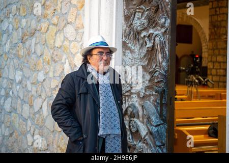 Rieti, Italien. 04th Dez 2021. Der italienische Sänger und Songwriter Al Bano Carrisi (L) spricht am 4. Dezember 2021 anlässlich des 100th-jährigen Bestehens der Zeitschrift San Francesco in Rieti, Italien, über den heiligen Franziskus. An dem Dialog zum Thema „Wiedergeburt“ nahmen der Hüter des Heiligtums der Ersten Krippe, Pater Carlo Serri, der Bürgermeister der Stadt Emiliano Fabi und der Singer-Songwriter Al Bano Teil. (Foto: Riccardo Fabi/Pacific Press/Sipa USA) Quelle: SIPA USA/Alamy Live News Stockfoto