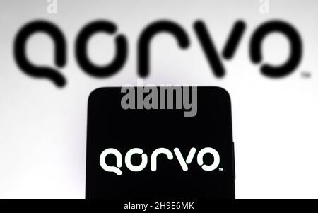 Brasilien. 06th Dez 2021. In dieser Abbildung ist das Qorvo-Logo auf einem Smartphone und auf dem Hintergrund zu sehen. (Foto von Rafael Henrique/SOPA Images/Sipa USA) Quelle: SIPA USA/Alamy Live News Stockfoto