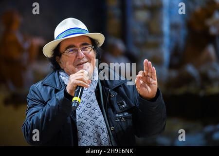 Rieti, Italien. 04th Dez 2021. Der italienische Sänger und Songwriter Al Bano Carrisi (L) spricht am 4. Dezember 2021 anlässlich des 100th-jährigen Bestehens der Zeitschrift San Francesco in Rieti, Italien, über den heiligen Franziskus. An dem Dialog zum Thema „Wiedergeburt“ nahmen der Hüter des Heiligtums der Ersten Krippe, Pater Carlo Serri, der Bürgermeister der Stadt Emiliano Fabi und der Singer-Songwriter Al Bano Teil. (Foto: Riccardo Fabi/Pacific Press/Sipa USA) Quelle: SIPA USA/Alamy Live News Stockfoto