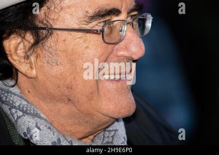 Rieti, Italien. 04th Dez 2021. Der italienische Sänger und Songwriter Al Bano Carrisi (L) spricht am 4. Dezember 2021 anlässlich des 100th-jährigen Bestehens der Zeitschrift San Francesco in Rieti, Italien, über den heiligen Franziskus. An dem Dialog zum Thema „Wiedergeburt“ nahmen der Hüter des Heiligtums der Ersten Krippe, Pater Carlo Serri, der Bürgermeister der Stadt Emiliano Fabi und der Singer-Songwriter Al Bano Teil. (Foto: Riccardo Fabi/Pacific Press/Sipa USA) Quelle: SIPA USA/Alamy Live News Stockfoto