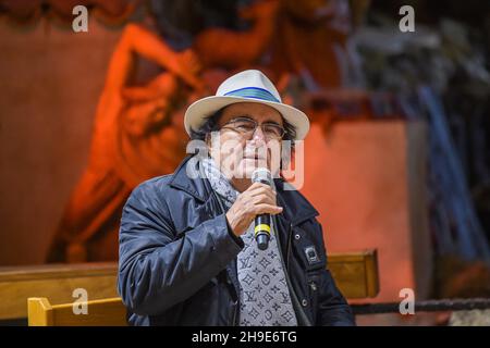 Rieti, Italien. 04th Dez 2021. Der italienische Sänger und Songwriter Al Bano Carrisi (L) spricht am 4. Dezember 2021 anlässlich des 100th-jährigen Bestehens der Zeitschrift San Francesco in Rieti, Italien, über den heiligen Franziskus. An dem Dialog zum Thema „Wiedergeburt“ nahmen der Hüter des Heiligtums der Ersten Krippe, Pater Carlo Serri, der Bürgermeister der Stadt Emiliano Fabi und der Singer-Songwriter Al Bano Teil. (Foto: Riccardo Fabi/Pacific Press/Sipa USA) Quelle: SIPA USA/Alamy Live News Stockfoto