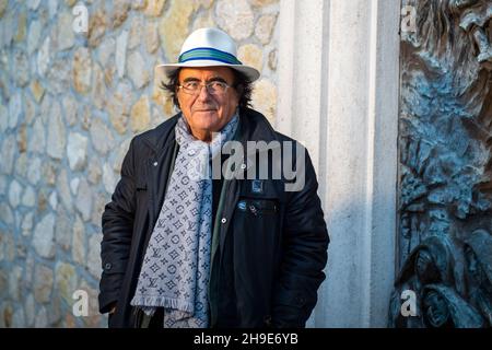 Rieti, Italien. 04th Dez 2021. Der italienische Sänger und Songwriter Al Bano Carrisi spricht am 4. Dezember 2021 anlässlich des 100th-jährigen Bestehens der Zeitschrift San Francesco in Rieti, Italien, über den heiligen Franziskus. An dem Dialog zum Thema „Wiedergeburt“ nahmen der Hüter des Heiligtums der Ersten Krippe, Pater Carlo Serri, der Bürgermeister der Stadt Emiliano Fabi und der Singer-Songwriter Al Bano Teil. (Foto: Riccardo Fabi/Pacific Press/Sipa USA) Quelle: SIPA USA/Alamy Live News Stockfoto