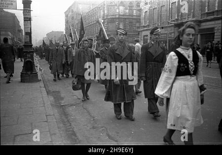 Warszawa, 1947-10-12. Uroczystoœci zwi¹zane z ekshumacj¹ zw³ok dzia³acza ludowego Tomasza Nocznickiego. Przewiezienie trumny ze S³omnik do Lipia Ko³o Grójca i poœmiertna dekoracja Orderem Odrodzenia Polski i klasy. NZ. pochód ulic¹ Marsza³kowsk¹ w kierunku Dworca G³ównego, na który przyjecha³ poci¹g wioz¹cy trumnê ze S³omnik. wb/gr PAP Lipie, 12. Oktober 1947. Zeremonien im Zusammenhang mit der Exhumierung des Leibes eines Bauernaktivisten Tomasz Nocznicki. Der Sarg wurde von Slomiki nach Lipie bei Grojec transportiert und Nocznicki wurde posthum mit dem Polonia Restituta Orden des Th geschmückt Stockfoto