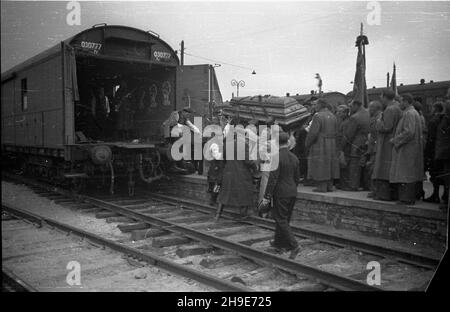 Warszawa, 1947-10-12. Uroczystoœci zwi¹zane z ekshumacj¹ zw³ok dzia³acza ludowego Tomasza Nocznickiego. Przewiezienie trumny ze S³omnik do Lipia Ko³o Grójca i poœmiertna dekoracja Orderem Odrodzenia Polski i klasy. Nz. Dworzec G³ówny. Mê¿czyŸni w strojach krakowskich wynosz¹ trumnê z wagonu, którym przywieziono j¹ ze S³omnik. wb/gr PAP Warschau, 12. Oktober 1947. Zeremonien im Zusammenhang mit der Exhumierung des Leibes eines Bauernaktivisten Tomasz Nocznicki. Der Sarg wurde von Slomiki nach Lipie bei Grojec transportiert und Nocznicki wurde posthum mit dem Polonia Restituta Orden der t geschmückt Stockfoto