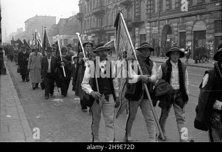 Warszawa, 1947-10-12. Uroczystoœci zwi¹zane z ekshumacj¹ zw³ok dzia³acza ludowego Tomasza Nocznickiego. Przewiezienie trumny ze S³omnik do Lipia Ko³o Grójca i poœmiertna dekoracja Orderem Odrodzenia Polski i klasy. NZ. Przedstawiciele Stronnictwa Ludowego (na pierwszym planie grupa z Podhala) maszeruj¹ ulic¹ Marsza³kowsk¹ w kierunku Dworca G³ównego, na który przyjecha³ poci¹g wioz¹cy trumnê ze S³omnik. wb/gr PAP Warschau, 12. Oktober 1947. Die Exhumierungszeremonie des Bauernaktivisten Tomasz Nocznicki. Der Transport des Sarges von Slomniki nach Lipie bei Grojec und posthume Dekoration mit Stockfoto