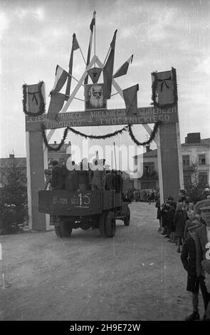 Lipie, 1947-10-12. Uroczystoœci zwi¹zane z ekshumacj¹ zw³ok dzia³acza ludowego Tomasza Nocznickiego. Przewiezienie trumny ze S³omnik do Lipia Ko³o Grójca i poœmiertna dekoracja Orderem Odrodzenia Polski i klasy. NZ. Uczestnicy uroczystoœci na rynku. wb/gr PAP Slomniki, 12. Oktober 1947. Zeremonien im Zusammenhang mit der Exhumierung des Leibes eines Bauernaktivisten Tomasz Nocznicki. Der Sarg wurde von Slomiki nach Lipie bei Grojec transportiert und Nocznicki wurde posthum mit dem Polonia Restituta Orden der Klasse 1st geschmückt. Im Bild: Teilnehmer an den Zeremonien auf dem Marktplatz. Stockfoto