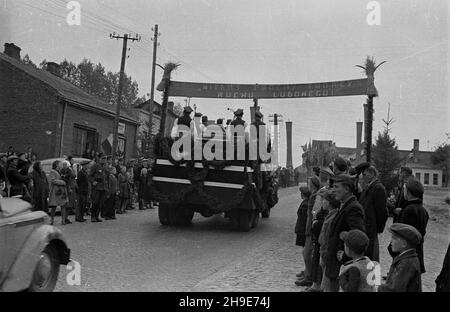 Lipie, 1947-10-12. Uroczystoœci zwi¹zane z ekshumacj¹ zw³ok dzia³acza ludowego Tomasza Nocznickiego. Przewiezienie trumny ze S³omnik do Lipia Ko³o Grójca i poœmiertna dekoracja Orderem Odrodzenia Polski i klasy. NZ. Przewiezienie trumny na ciê¿arówce z Warszawy do Lipia. wb/gr PAP Lipie, 12. Oktober 1947. Zeremonien im Zusammenhang mit der Exhumierung des Leibes eines Bauernaktivisten Tomasz Nocznicki. Der Sarg wurde von Slomiki nach Lipie bei Grojec transportiert und Nocznicki wurde posthum mit dem Polonia Restituta Orden der Klasse 1st geschmückt. Im Bild: Der Sarg auf einem Lastwagen transportiert Stockfoto