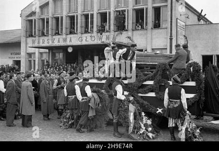 Warszawa, 1947-10-12. Uroczystoœci zwi¹zane z ekshumacj¹ zw³ok dzia³acza ludowego Tomasza Nocznickiego. Przewiezienie trumny ze S³omnik do Lipia Ko³o Grójca i poœmiertna dekoracja Orderem Odrodzenia Polski i klasy. NZ. Przewiezienie trumny z Dworca G³ównego ciê¿arówkê do Lipia. wb/gr PAP Warschau, 12. Oktober 1947. Zeremonien im Zusammenhang mit der Exhumierung des Leibes eines Bauernaktivisten Tomasz Nocznicki. Der Sarg wurde von Slomiki nach Lipie bei Grojec transportiert und Nocznicki wurde posthum mit dem Polonia Restituta Orden der Klasse 1st geschmückt. Bild: Der Sarg wurde transportiert Stockfoto