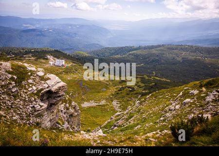 Schöne Landschaft eines Hügels in Rila Berg, Bulgarien. Warmer sonniger Herbsttag. Berühmter Wanderweg in Bulgarien. Hochwertige Fotos Stockfoto