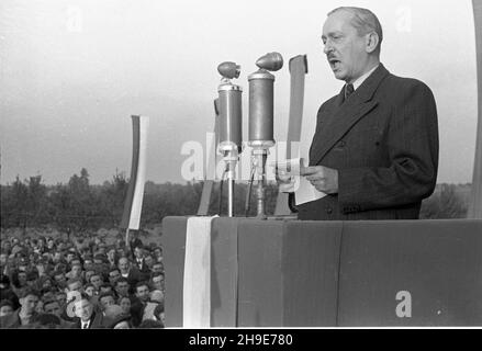 Lipie, 1947-10-12. Uroczystoœci zwi¹zane z ekshumacj¹ zw³ok dzia³acza ludowego Tomasza Nocznickiego. Przewiezienie trumny ze S³omnik do Lipia Ko³o Grójca i poœmiertna dekoracja Orderem Odrodzenia Polski i klasy. NZ. przemówienie ministra odbudowy Micha³a Kaczorowskiego w imieniu Sejmu podczas uroczystoœci na cmentarzu. wb/gr PAP Lipie, 12. Oktober 1947. Zeremonien im Zusammenhang mit der Exhumierung des Leibes eines Bauernaktivisten Tomasz Nocznicki. Der Sarg wurde von Slomiki nach Lipie bei Grojec transportiert und Nocznicki wurde posthum mit dem Polonia Restituta Orden der 1st cl geschmückt Stockfoto