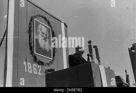 Lipie, 1947-10-12. Uroczystoœci zwi¹zane z ekshumacj¹ zw³ok dzia³acza ludowego Tomasza Nocznickiego. Przewiezienie trumny ze S³omnik do Lipia Ko³o Grójca i poœmiertna dekoracja Orderem Odrodzenia Polski i klasy. NZ. przemówienie marsza³ka Sejmu W³adys³awa Kowalskiego podczas uroczystoœci na cmentarzu. wb/gr PAP Lipie, 12. Oktober 1947. Zeremonien im Zusammenhang mit der Exhumierung des Leibes eines Bauernaktivisten Tomasz Nocznicki. Der Sarg wurde von Slomiki nach Lipie bei Grojec transportiert und Nocznicki wurde posthum mit dem Polonia Restituta Orden der Klasse 1st geschmückt. Im Bild: Sej Stockfoto