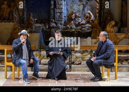 Rieti, Italien. 04th Dez 2021. Der italienische Sänger und Songwriter Al Bano Carrisi (L) spricht am 4. Dezember 2021 anlässlich des 100th-jährigen Bestehens der Zeitschrift San Francesco in Rieti, Italien, über den heiligen Franziskus. An dem Dialog zum Thema „Wiedergeburt“ nahmen der Hüter des Heiligtums der Ersten Krippe, Pater Carlo Serri, der Bürgermeister der Stadt Emiliano Fabi und der Singer-Songwriter Al Bano Teil. (Foto: Riccardo Fabi/Pacific Press/Sipa USA) Quelle: SIPA USA/Alamy Live News Stockfoto