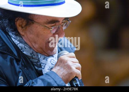 Rieti, Italien. 04th Dez 2021. Der italienische Sänger und Songwriter Al Bano Carrisi (L) spricht am 4. Dezember 2021 anlässlich des 100th-jährigen Bestehens der Zeitschrift San Francesco in Rieti, Italien, über den heiligen Franziskus. An dem Dialog zum Thema „Wiedergeburt“ nahmen der Hüter des Heiligtums der Ersten Krippe, Pater Carlo Serri, der Bürgermeister der Stadt Emiliano Fabi und der Singer-Songwriter Al Bano Teil. (Foto: Riccardo Fabi/Pacific Press/Sipa USA) Quelle: SIPA USA/Alamy Live News Stockfoto